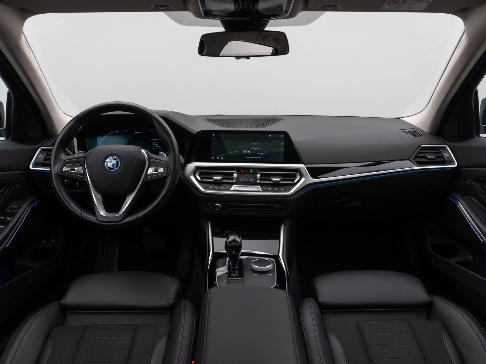Fahrzeugabbildung BMW 330e xD SportLine Pano Kamera Laser HUD DAB HiFi