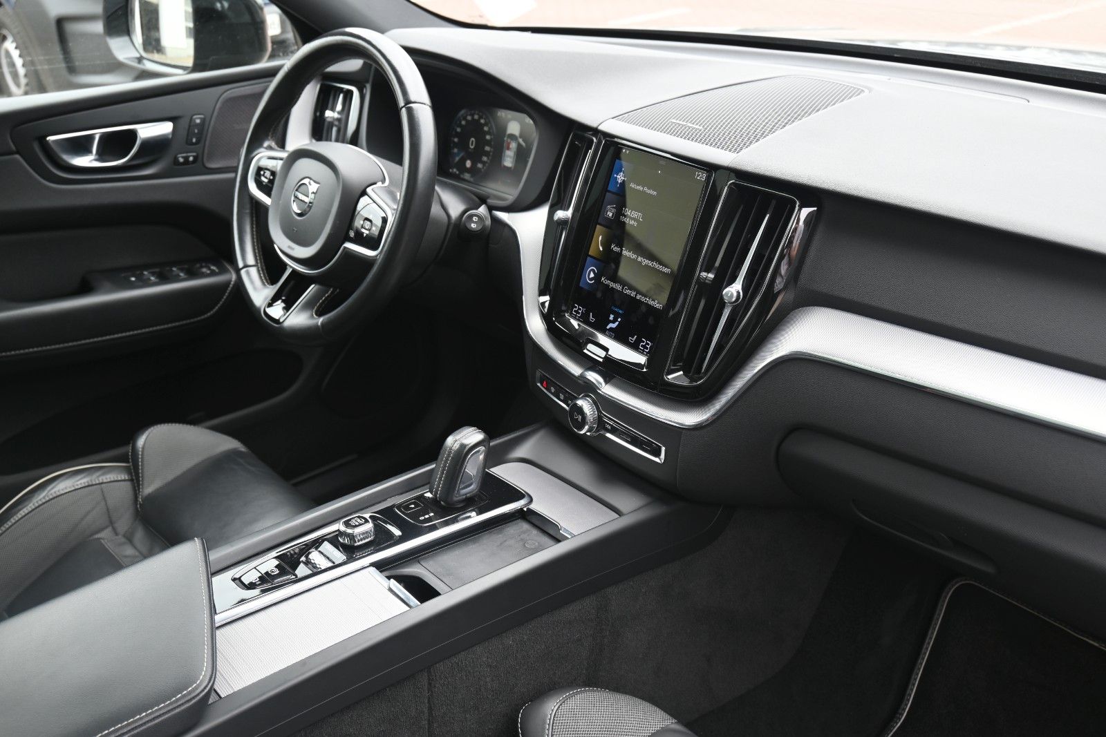 Fahrzeugabbildung Volvo XC60 B4 D AWD R Design*STDHZG*PANO*RFK*ACC