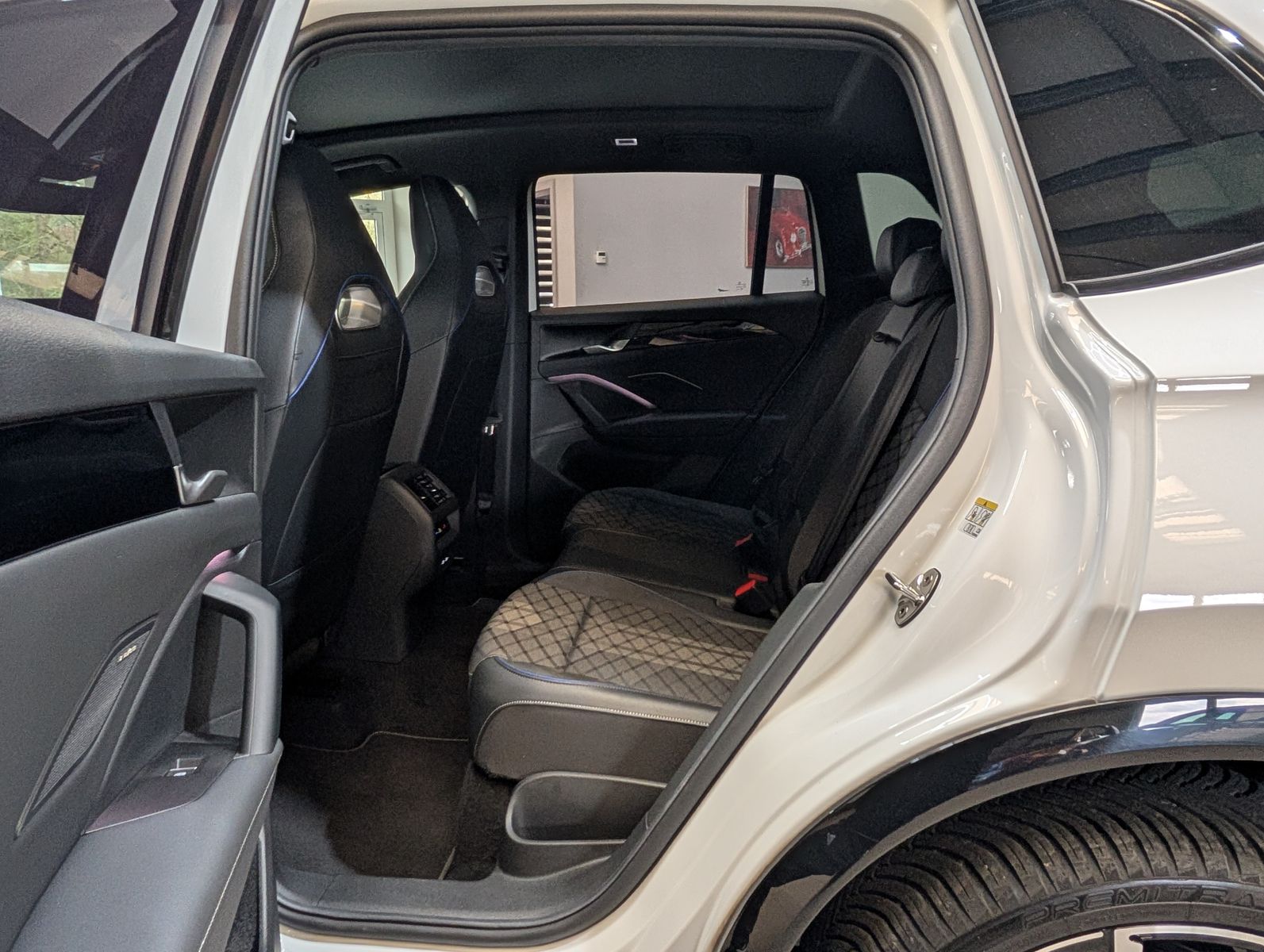 Fahrzeugabbildung Volkswagen Tiguan 2.0TDI R-Line 4M Pano Black AHK Matrix 20