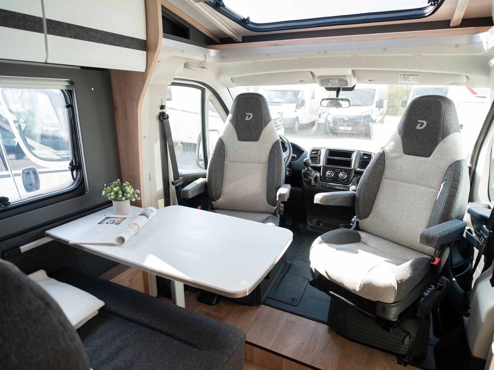 Fahrzeugabbildung Dethleffs Globebus Camp T 4 Bettenumbau, Schwenkbad