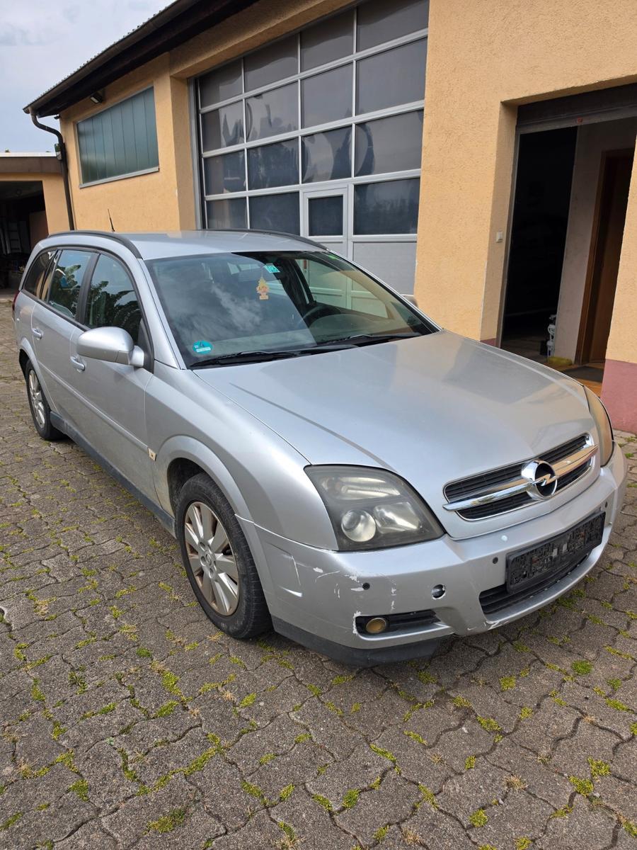 Opel Vectra 2005 — rear view