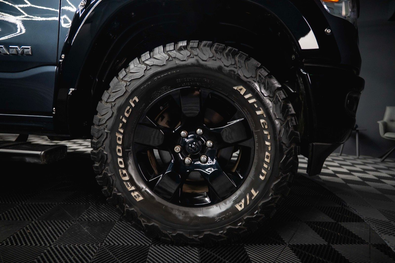 Fahrzeugabbildung Dodge RAM 5.7 V8 HEMI 4x4 Offroad Night  LPG Hardtop