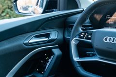 AUDI Q5 2.0 TDI quattro/ S LINE/ BUSINESS/ AHK/ 21" AUDI Q5 2.0 TDI quattro/ S LINE/ BUSINESS/ AHK/ 21"