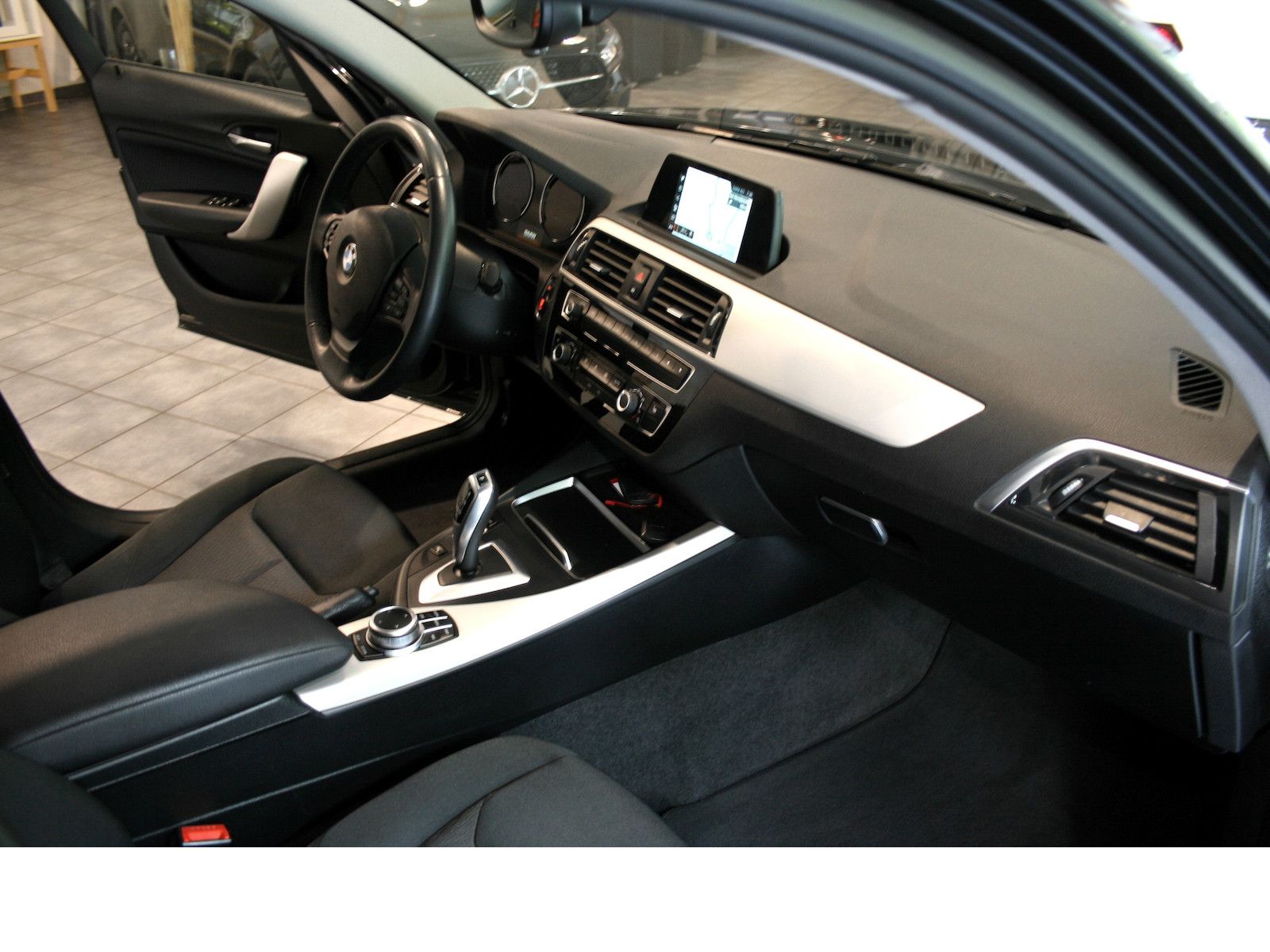 Fahrzeugabbildung BMW 118i Advantage *4-Türer*Schiebedach*PDC*Navi