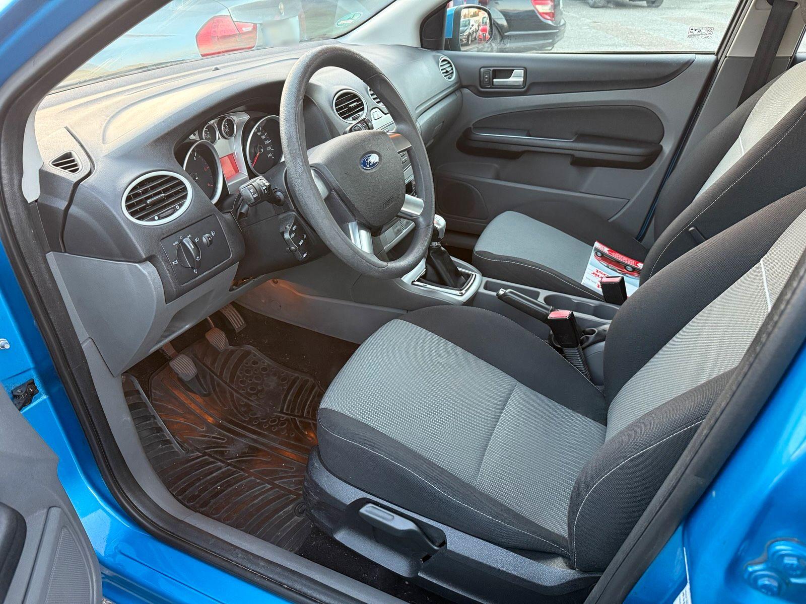 Ford Focus 2010 — interior