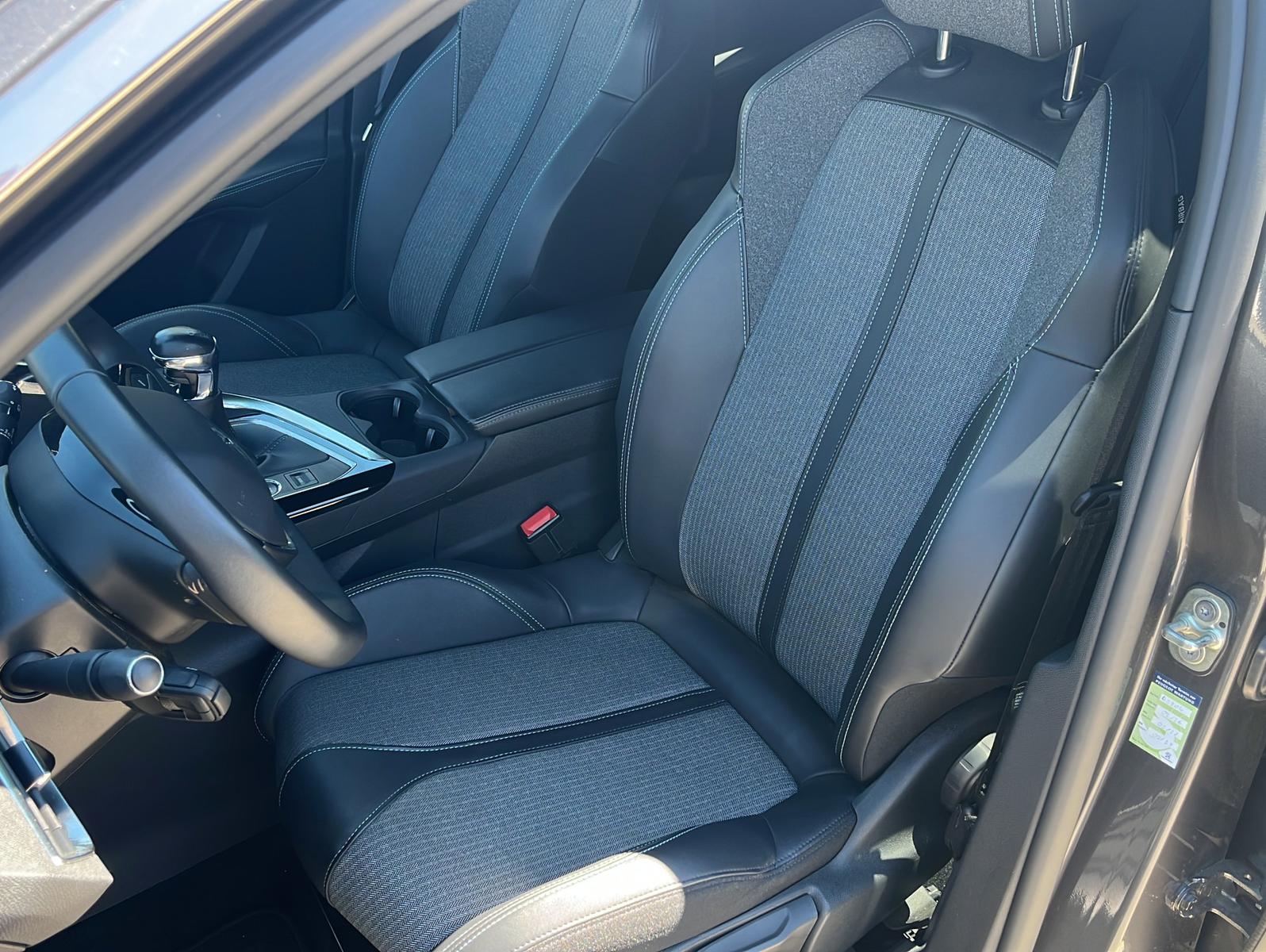 Peugeot 5008 PureTech 130 Allure Pack| SHZ| Navi| PDC