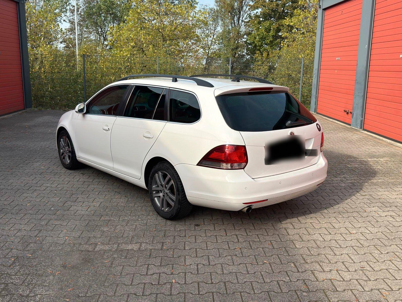Volkswagen Golf 2012 — салон