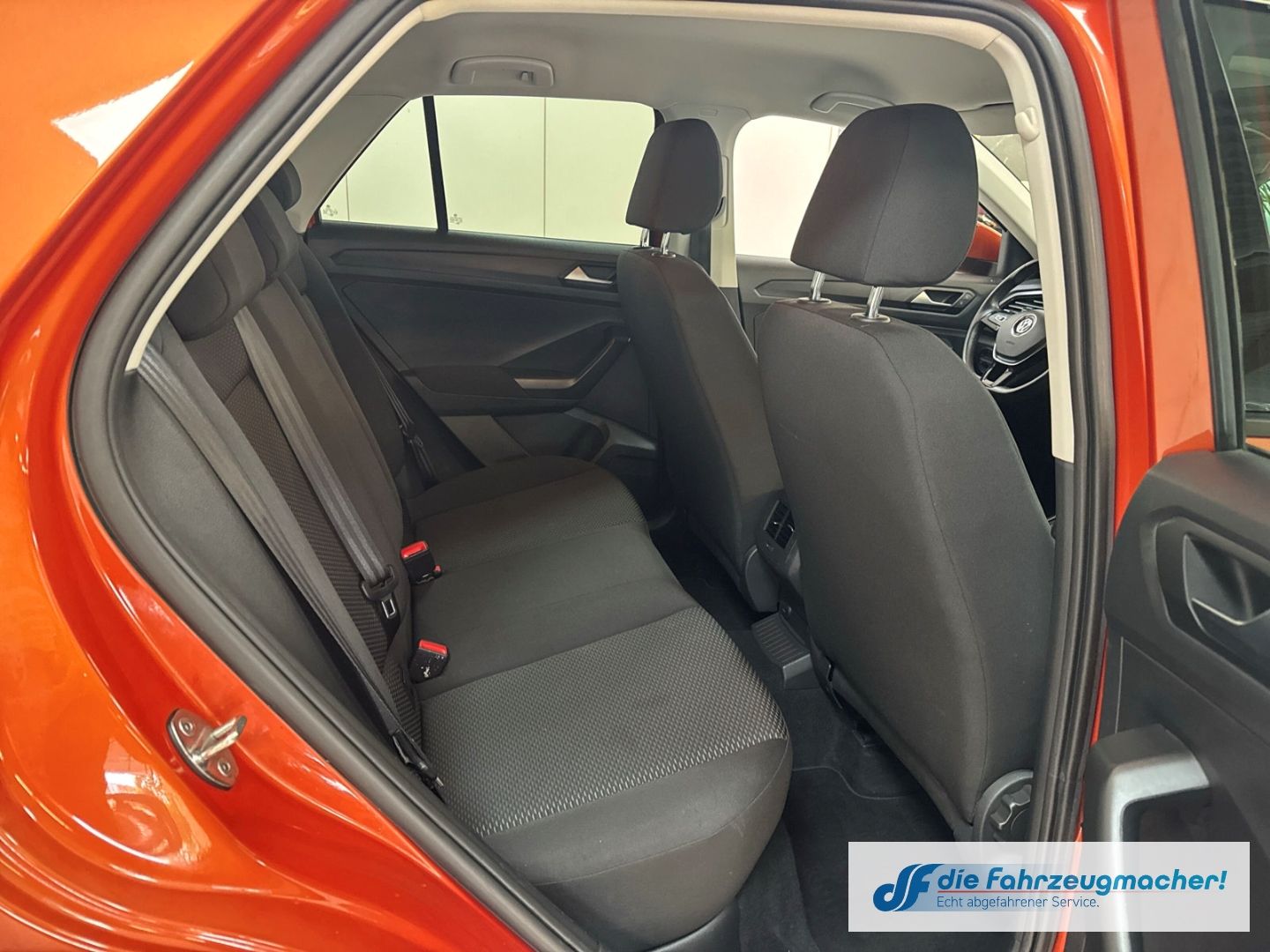 Fahrzeugabbildung Volkswagen T-Roc Basis 1.6 TDI EU6d-T Navi Apple CarPlay An