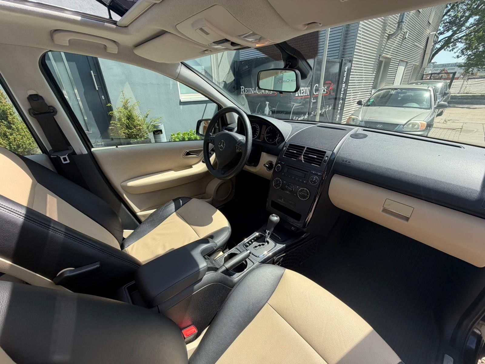 Daumennagel 17 - Mercedes-Benz A 180 Elegance/78TKM/PANO/AUTOM./TEMP/PDC/LEDER/
