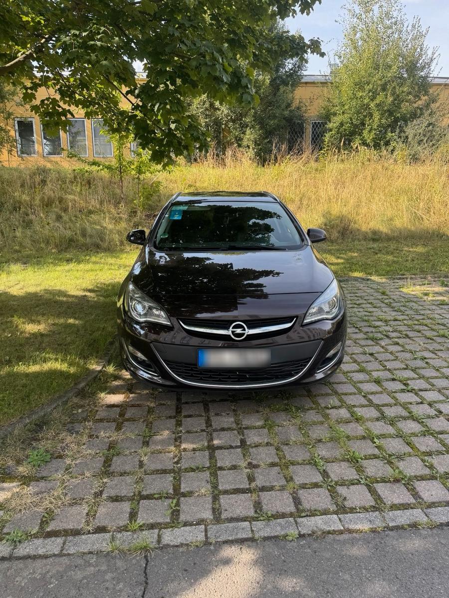Opel Astra 2015 — rear view