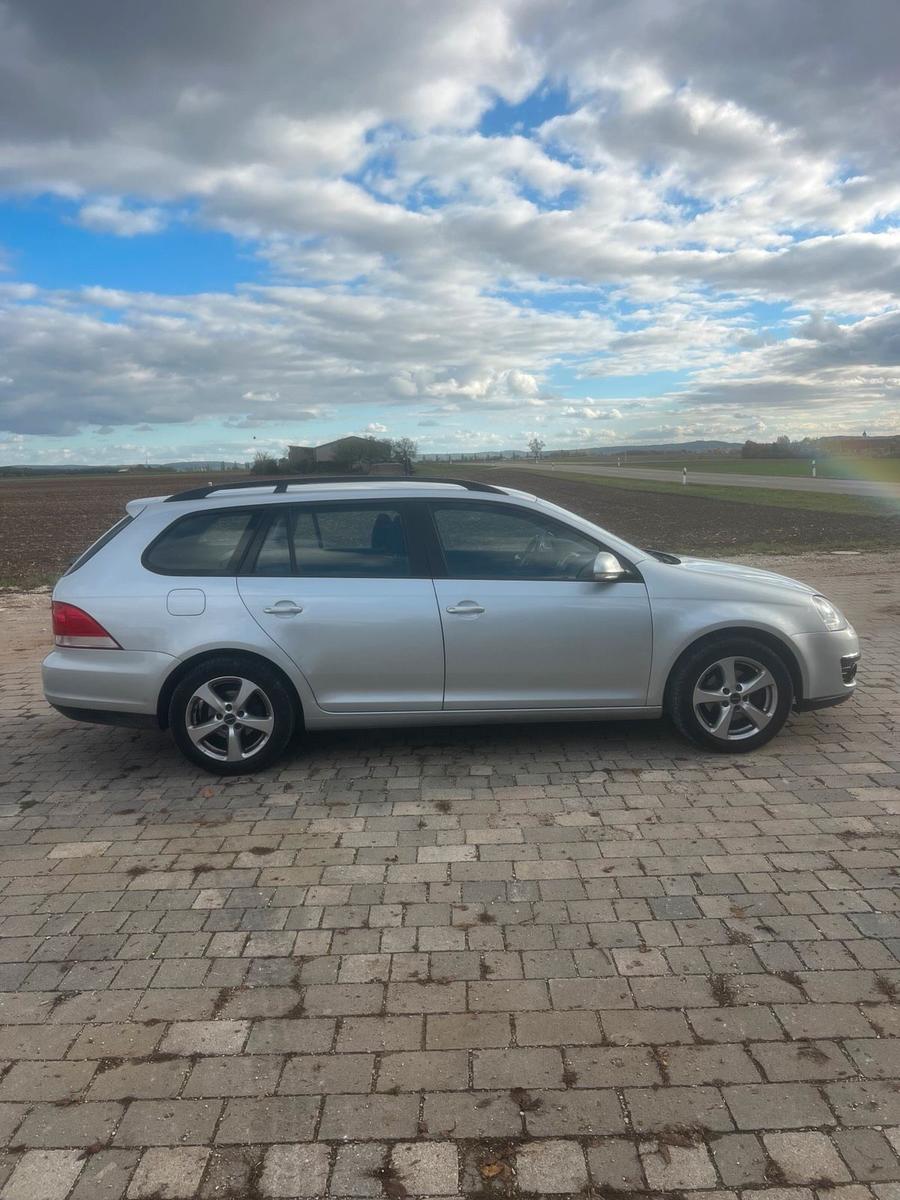 Volkswagen Golf 2009 — rear view