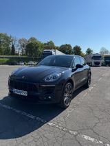 Porsche Macan/ Car Play/Scheckheft/Pano/wenig Km - -
