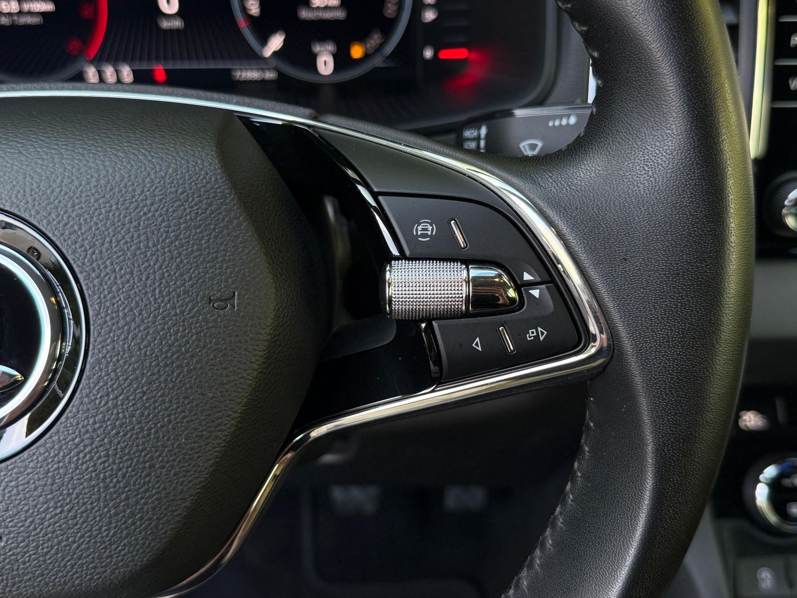Fahrzeugabbildung SKODA Karoq 1.5 TSI Ambition LED+KAMERA+VIRT+CARPL+DAB