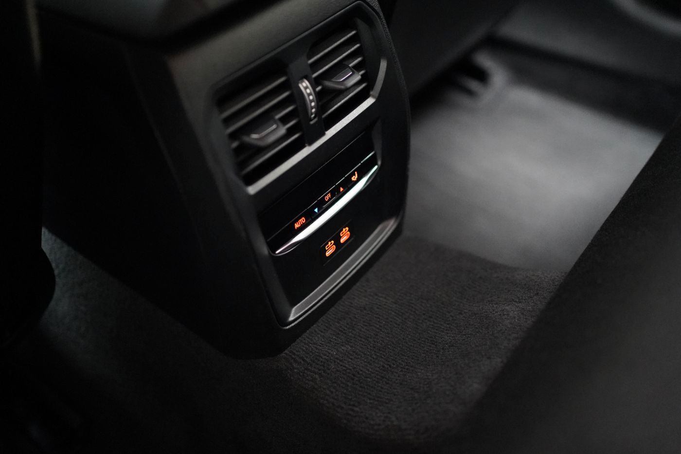 Fahrzeugabbildung BMW 318i Touring Navi+HeadUp+Kamera+APP+LED
