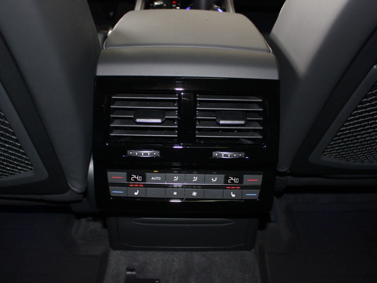 Fahrzeugabbildung Volkswagen Touareg 3,0 TDI SCR 4M R-LINE/AHK/Pano/St.Hz.
