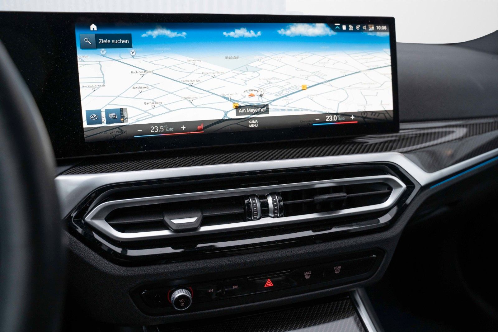 Fahrzeugabbildung BMW 330i M SPORT CARBON H&K LED PANO 19" PERFORMANCE