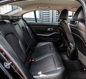 Fahrzeugabbildung BMW 330i Lim. Sport Line|KAMERA|AUTOMATIK|DISPLAYKEY