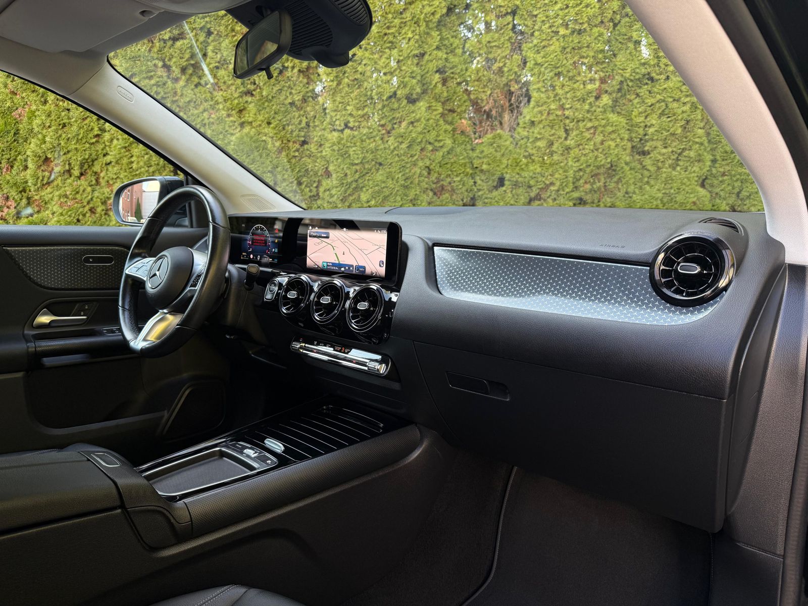 Fahrzeugabbildung Mercedes-Benz GLA 180 7G LED+MBUX+VIRT+SHZ+KAM+PARK+T-LEDER+