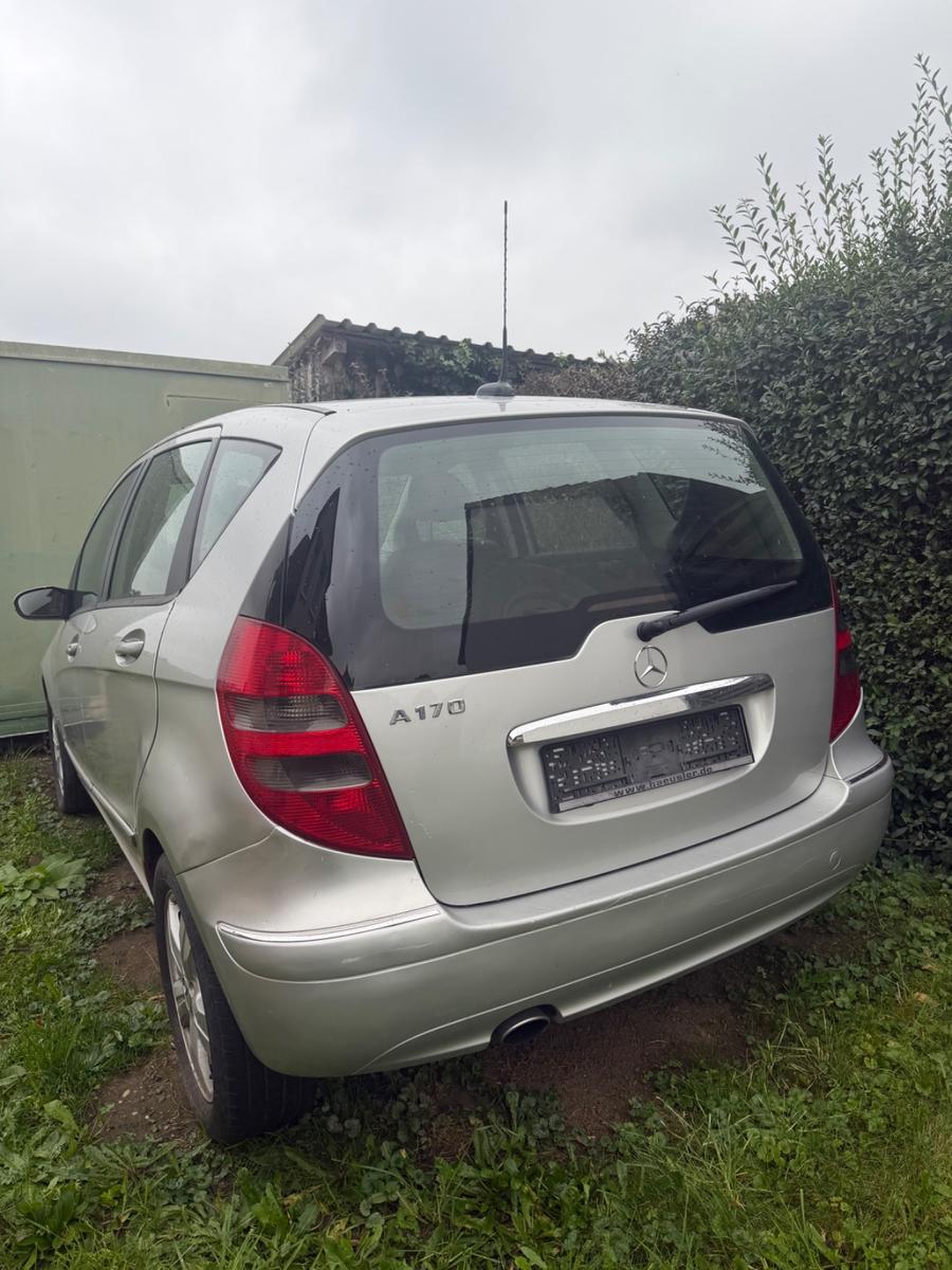 Mercedes-Benz A170 2005 — салон