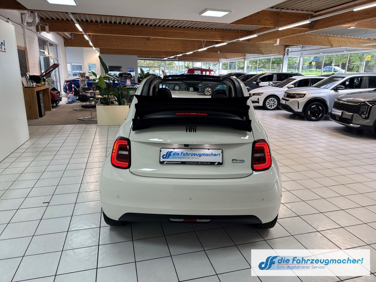 Fahrzeugabbildung Fiat 500e Apple CarPlay Android Auto Klimaautom Fahre