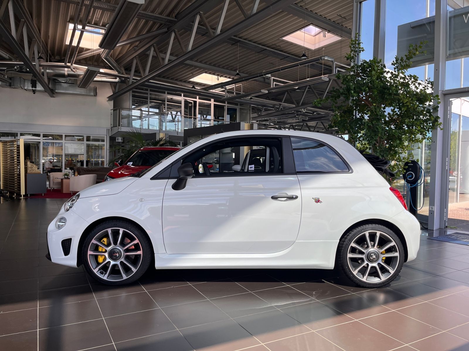 Fahrzeugabbildung Abarth 695C Turismo  LEDER NAV DAB PDC