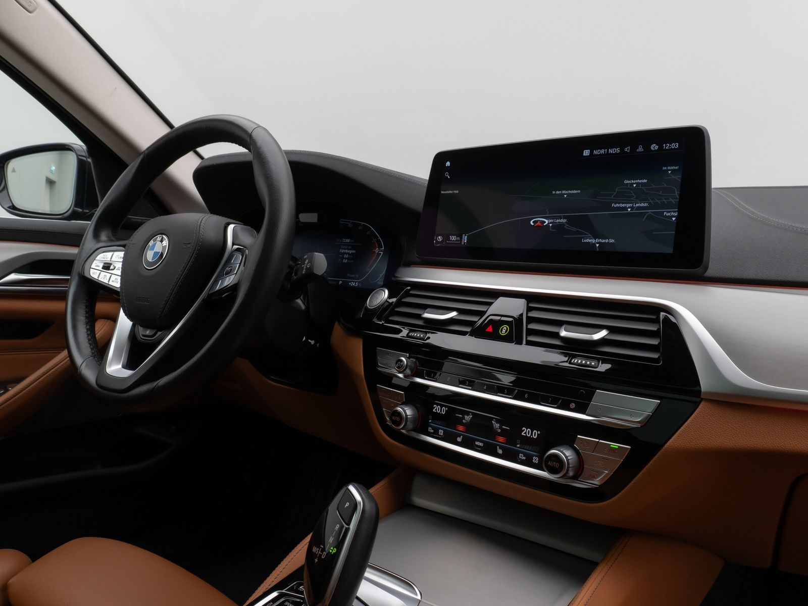 Fahrzeugabbildung BMW 520d xD LuxuryLine Panorama Laser TV HUD DAB H/K
