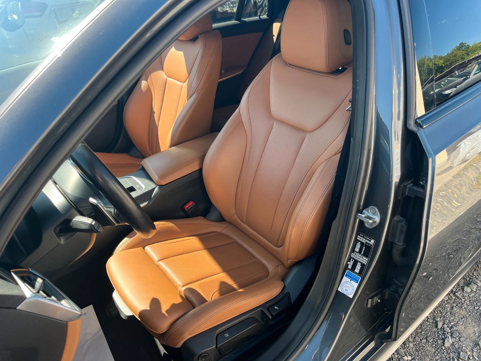 Fahrzeugabbildung BMW 320d Sport-Aut. M SPORTPAKET Navi Leder AHK LED