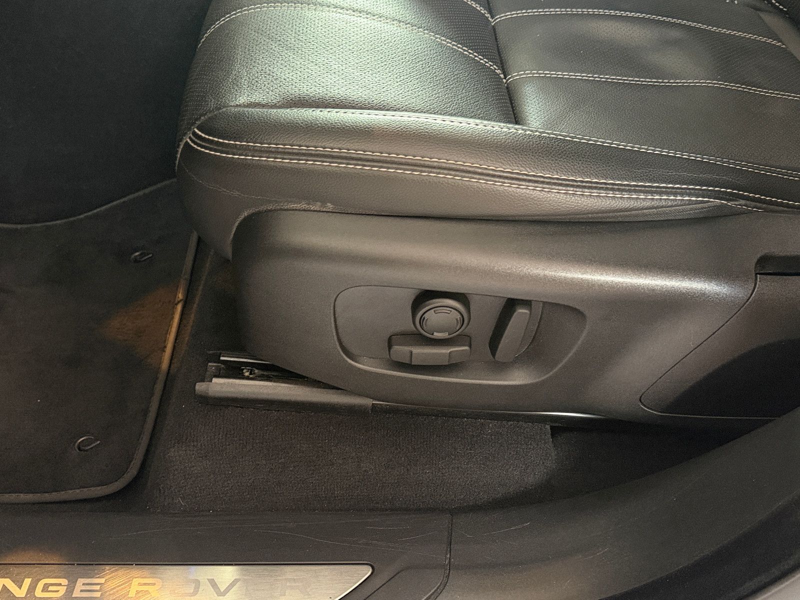 Fahrzeugabbildung Land Rover Range Rover Velar Hybrid S P400e /PANO/MERIDIAN/