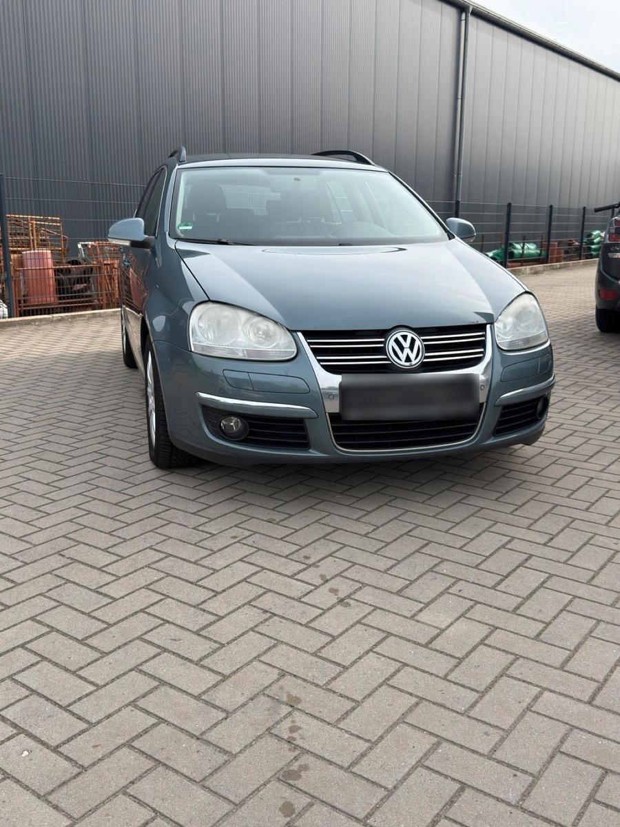 Volkswagen Golf 2009 — rear view
