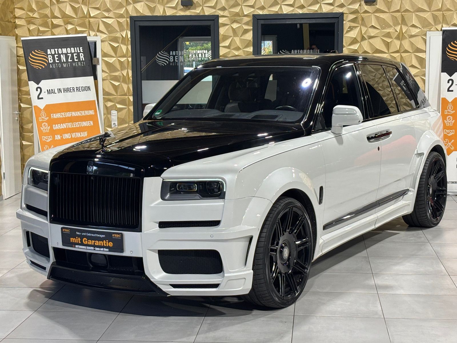Fahrzeugabbildung Rolls-Royce Cullinan/NOVITEC/WIDEBODY/24''/FOND-TV/STERNEHIM