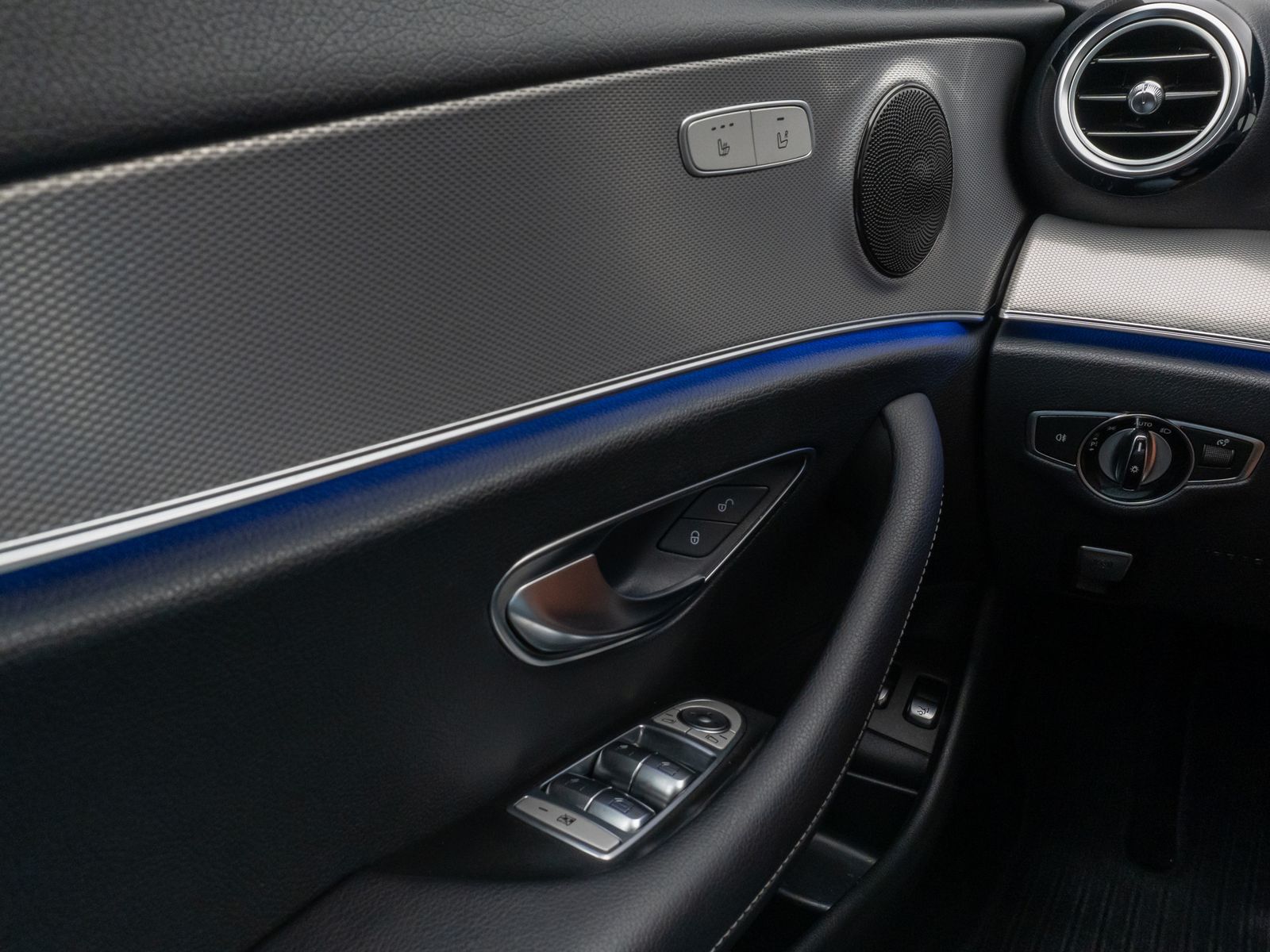 Fahrzeugabbildung Mercedes-Benz E 220d T-Modell Avantgarde Kamera AHK Tempomat