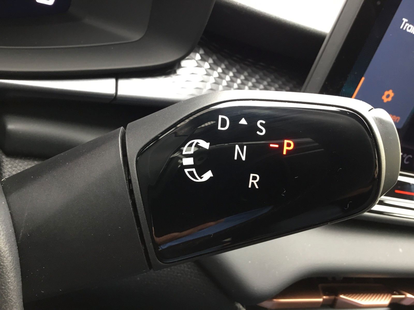 Fahrzeugabbildung CUPRA Terramar 1.5 eTSI DSG+AHK+Pano+360°+Headup+ACC