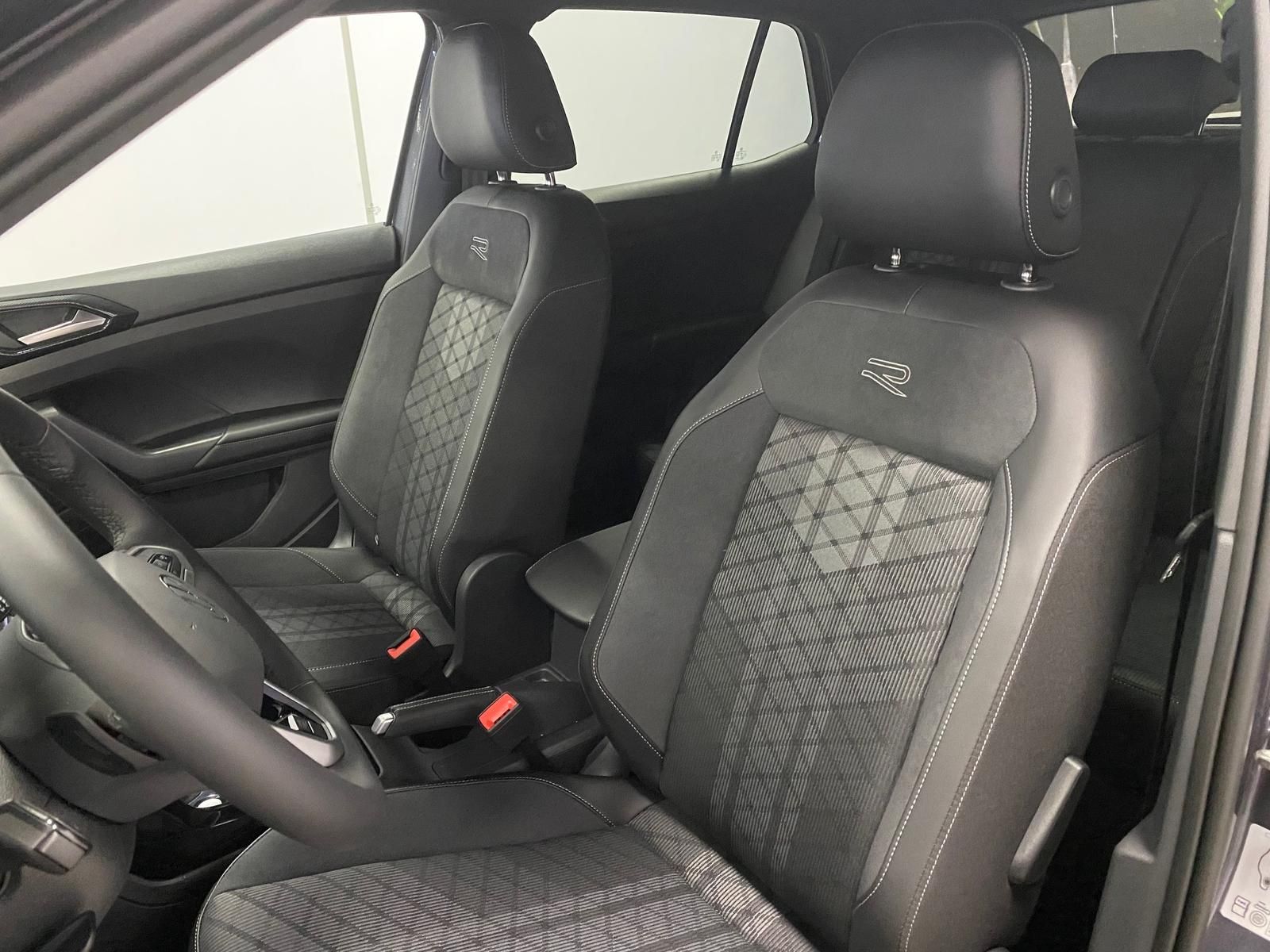 Fahrzeugabbildung Volkswagen T-Cross 1.5 TSI DSG BLACK STYLE R-Line+AHK+ACC++