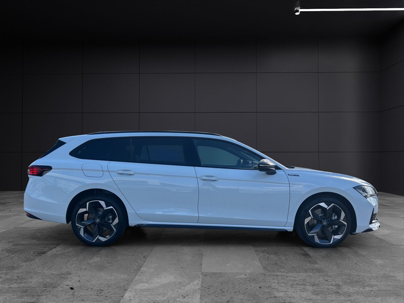Fahrzeugabbildung SKODA Superb Combi 1.5 TSI iV Sportline DSG AHZV PANO