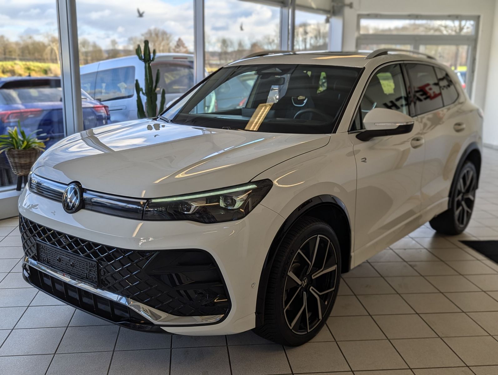 VW Tiguan 2.0TDI R-Line 4M Pano H/K AHK Matrix 20" - Image 3