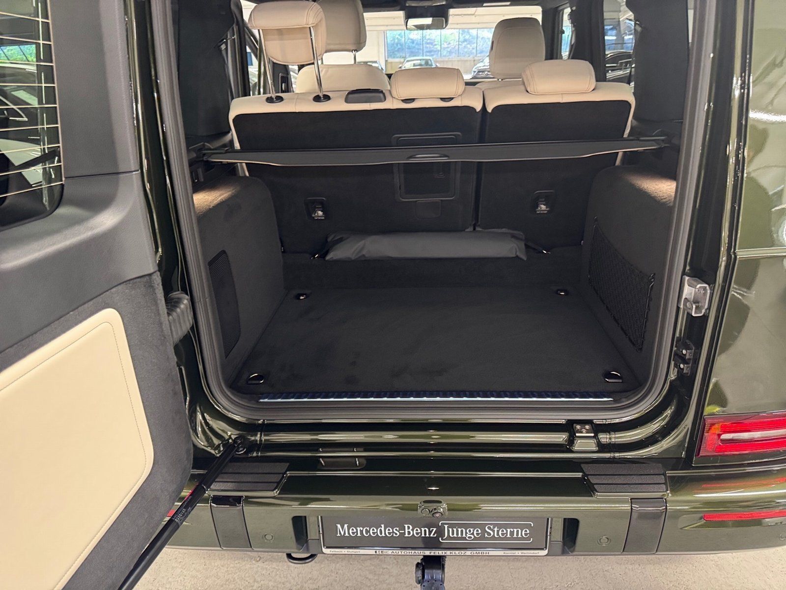 Fahrzeugabbildung Mercedes-Benz G 450 d AMG*20"*Night*STDHZG*Distro*AHK*Massage*