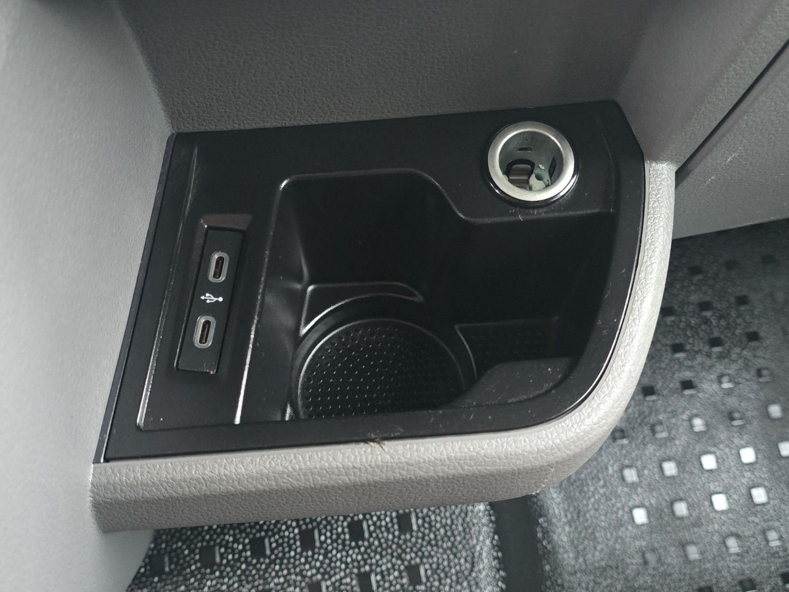 Fahrzeugabbildung Volkswagen T6 Transporter Kombi Lang 9-Sitze Tempomat SHZ