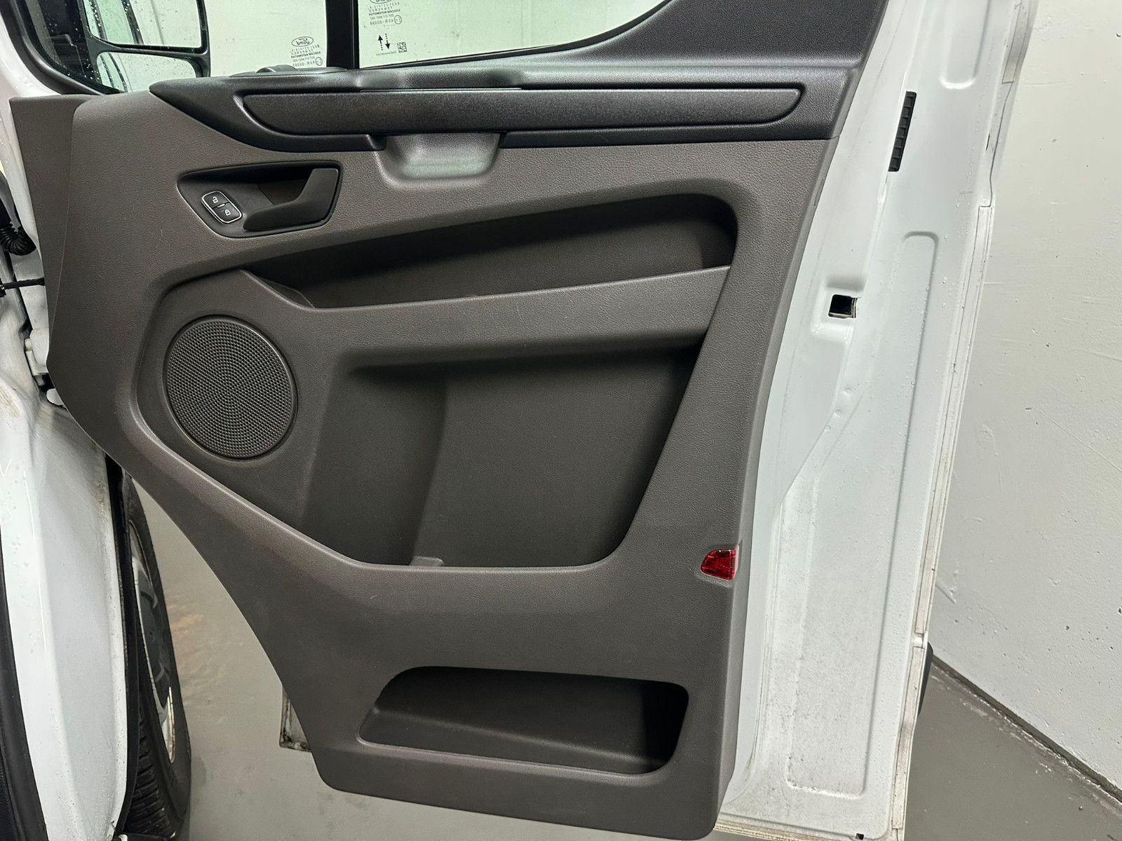 Fahrzeugabbildung Ford Transit Custom 320 L1H1  - 9Sitze*KLIMA