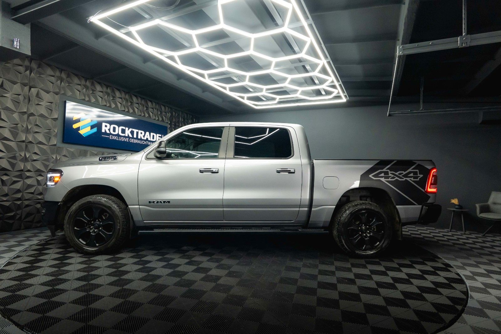 Fahrzeugabbildung Dodge RAM 5.7 V8 HEMI 4x4 OFFROAD Night-Paket *LED*