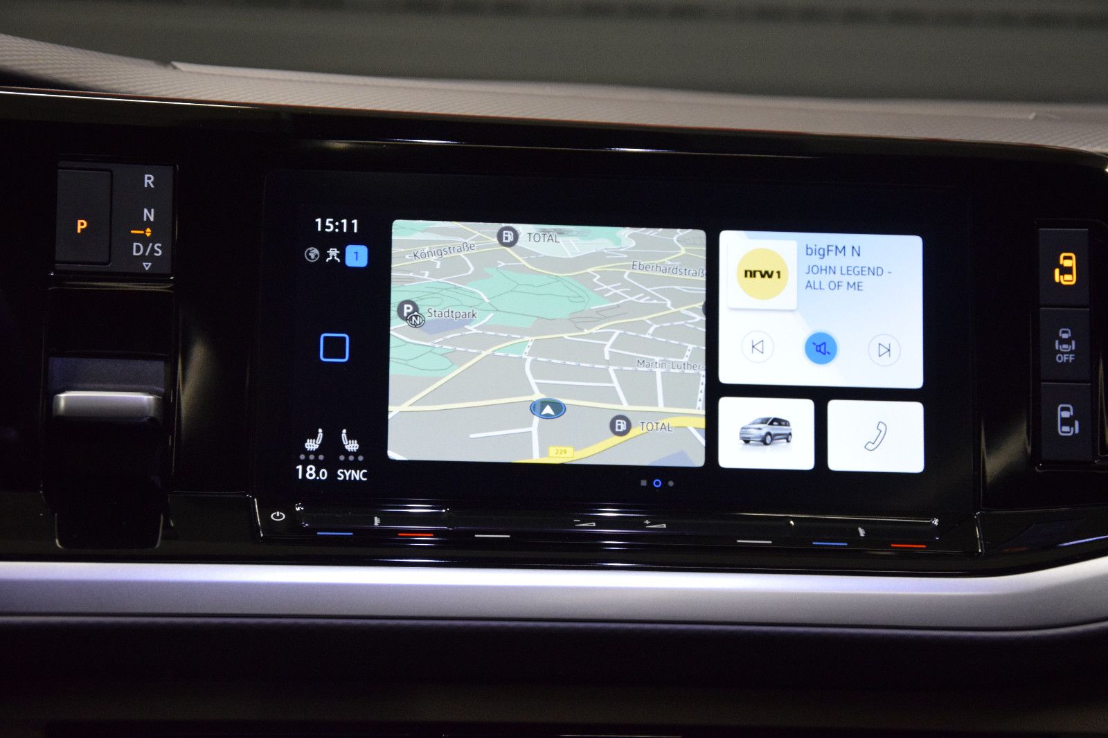 Fahrzeugabbildung Volkswagen T7 Multivan Style Pano ACC IQ AHK Stndhzg Alcant