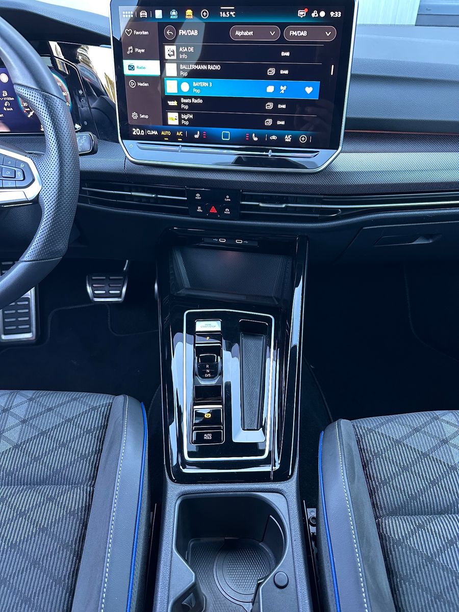 Fahrzeugabbildung Volkswagen Golf 1.5 eTSI R-Line LED+KAM+SHZ+KEYLESS+17ZOLL
