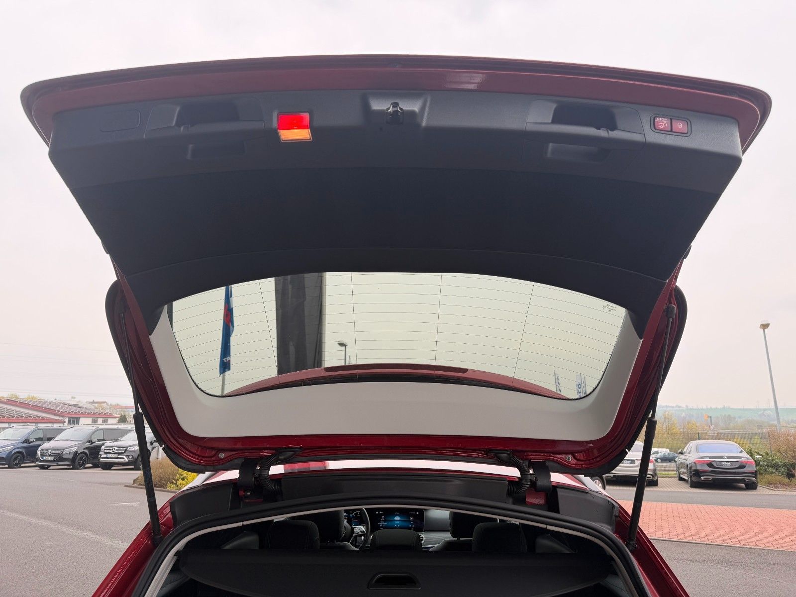 Fahrzeugabbildung Mercedes-Benz E 220d T Massage+Pano+Burm+Distr+360+HUD+Night