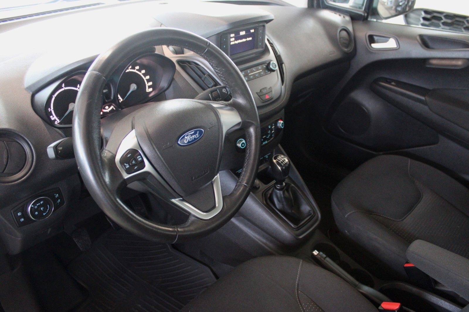 Fahrzeugabbildung Ford Transit Courier TDCI TREND KLIMA AHK WinterPaket
