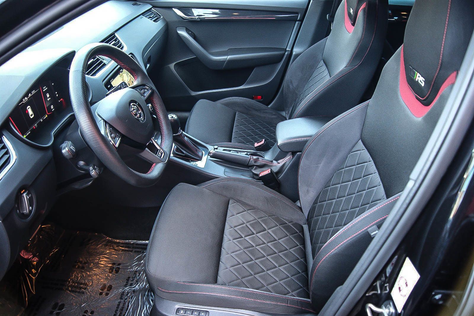 Fahrzeugabbildung SKODA Octavia Combi RS 245 VIRTUAL STANDHEIZUNG ACC DC