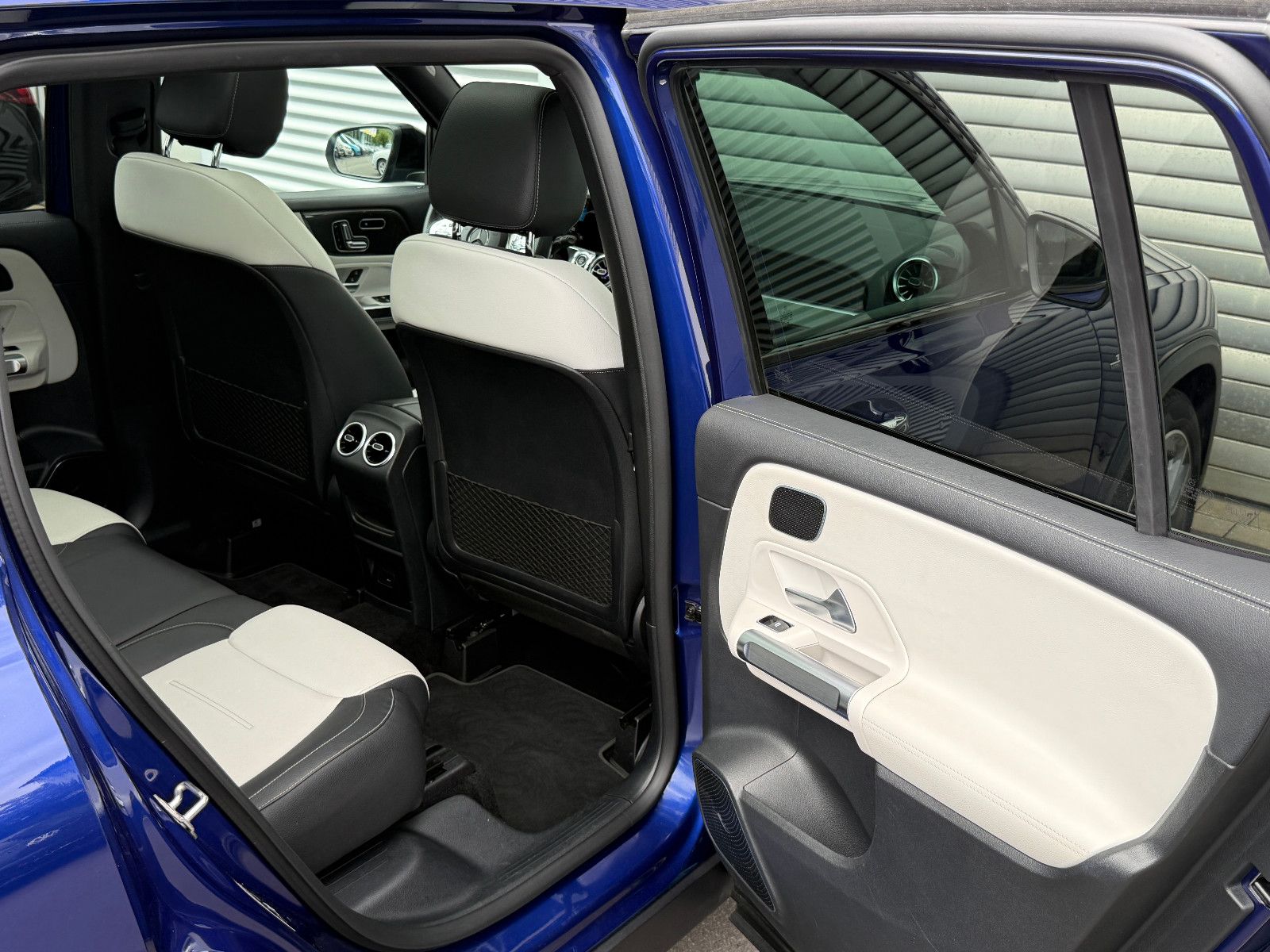 Fahrzeugabbildung Mercedes-Benz GLB 35 AMG 4Matic ACC Burmester 360°K Pano Night