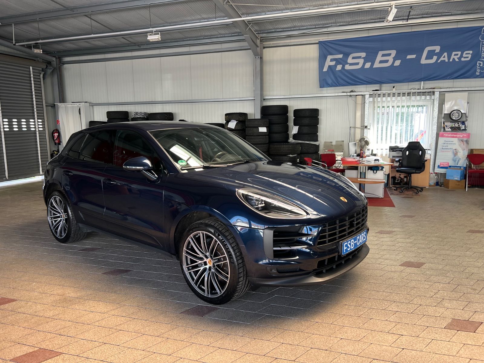 PORSCHE Macan