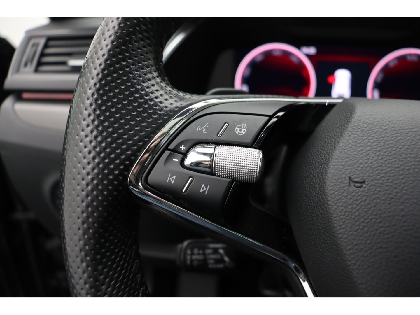 Fahrzeugabbildung SKODA Superb Combi SportLine 4x4 Digi Cockpit 360 Kame