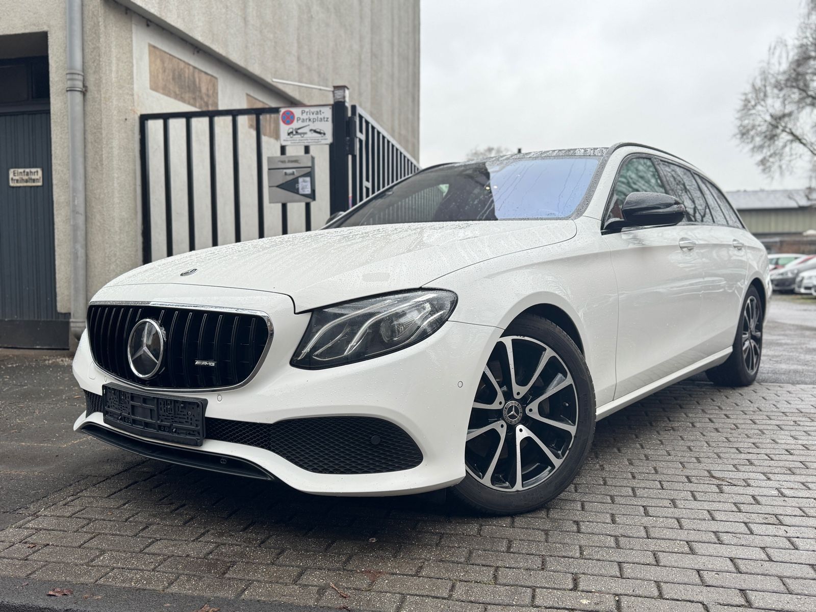 MERCEDES-BENZ E 220 Automatik Keyless Panorama Kamera Garantie