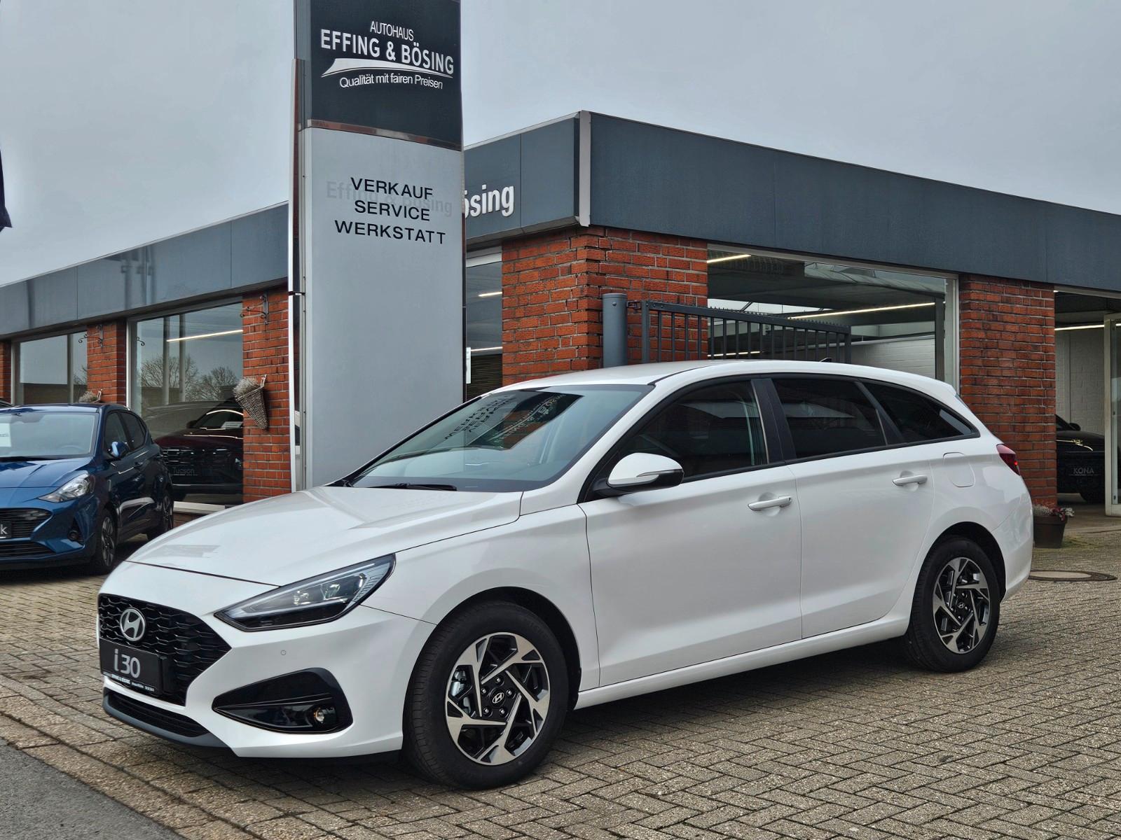 Hyundai i30  CW-FL-Klima-NAV-ALU-PDC V+H-CAM-LED-SHZG