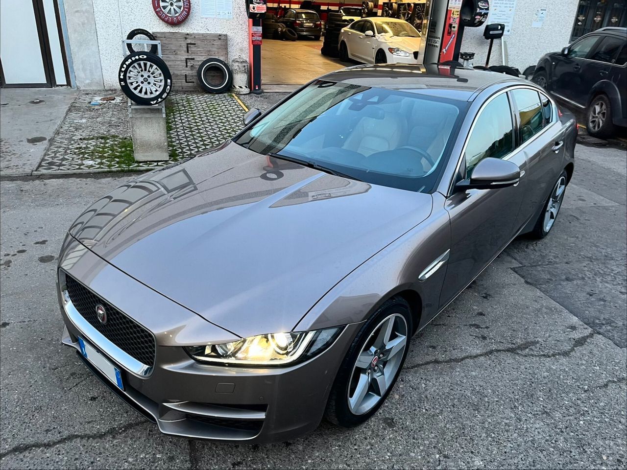 JAGUAR XE